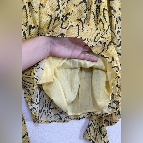 FRAME Off The Shoulder Billow Yellow Top in Python Multi Print Women’s XS Chic - Picture 8 of 14